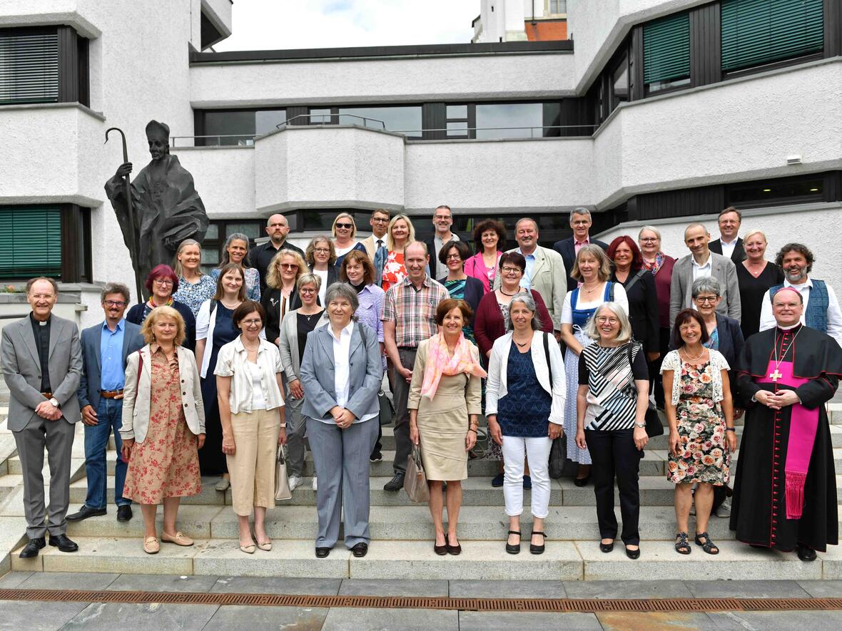 Die Dienstjubilare gemeinsam mit Bischof Bertram und Generalvikar Hacker (links) vor dem Haus Sankt Ulrich. (Foto: Nicolas Schnall / pba)