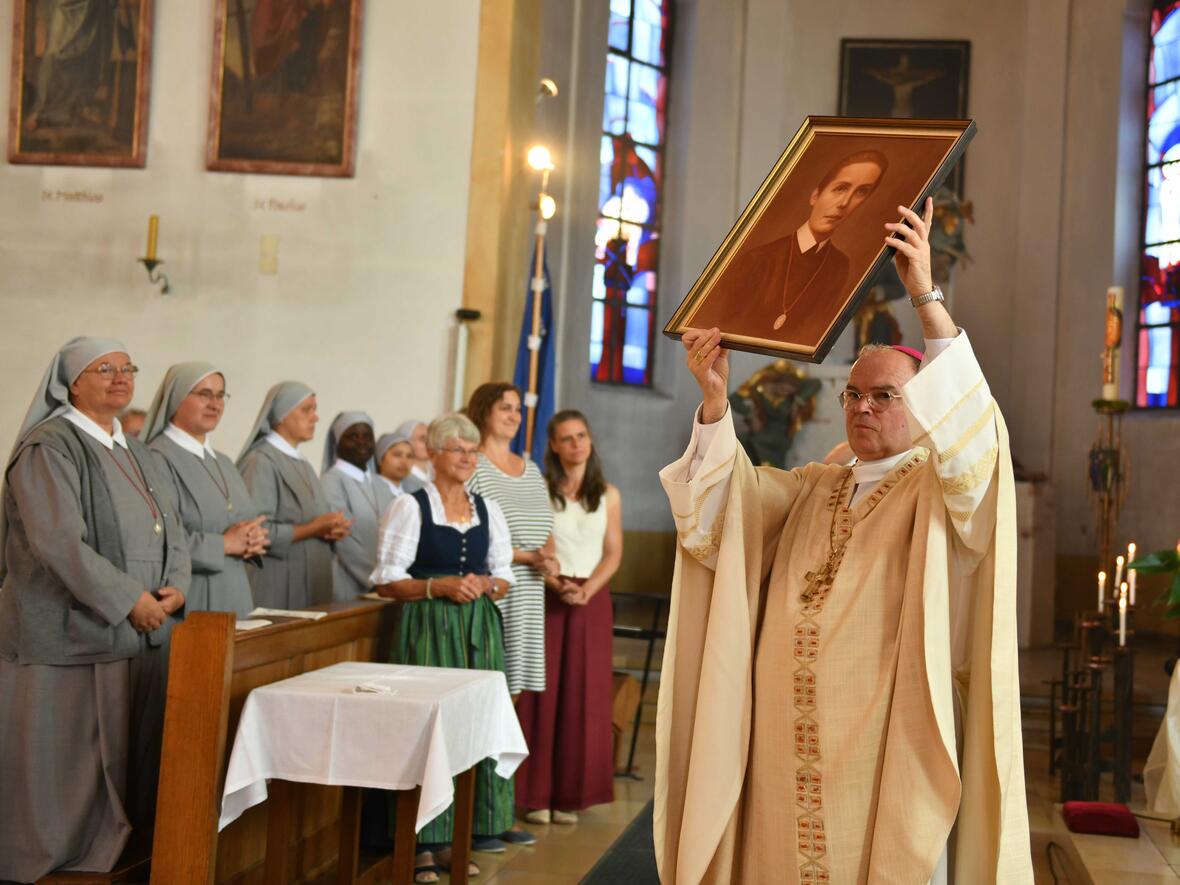 Beim Gabengang überreichten die Schwestern dem Bischof unter anderem ein Porträtbild ihrer Ordensgründerin (Foto: Maria Rösch / pba).