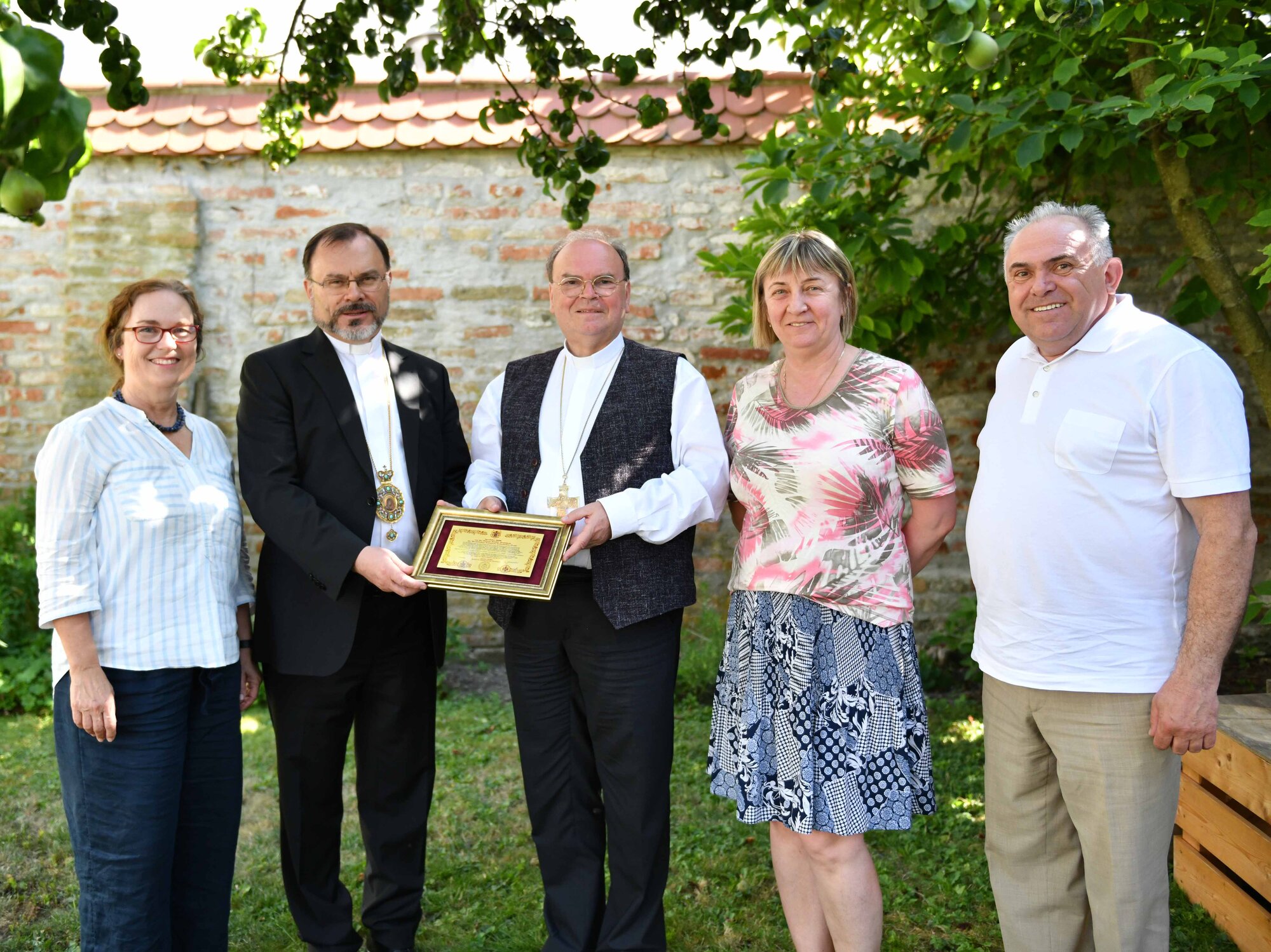 Andrea Decke (links), Projektsachbearbeiterin in der Abteilung Weltkirche, hieß die dreiköpfige Delegation herzlich willkommen. Neben Bischof Jaroslav Pryriz (2.v.links) waren auch der Finanzdirektor, Pfr. Vasyl Kopychyn (rechts) und die Projektsacharbeiterin, Oksana Ostashchuk (2.v.rechts) beim Besuch dabei. (Foto: Maria Rösch / pba)