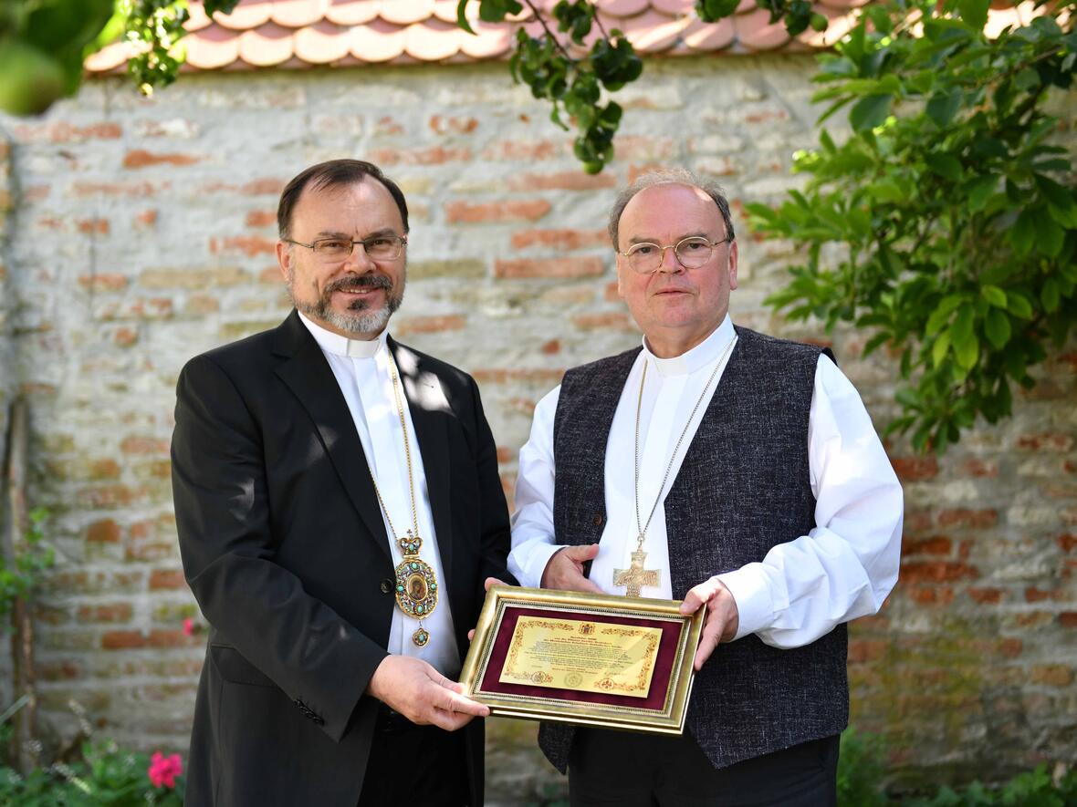 Als Wertschätzung für jahrelange Unterstützung überreichte Bischof Jaroslav Pryriz aus der Ukraine ein Dankschreiben an Bischof Bertram (Foto: Maria Rösch / pba).