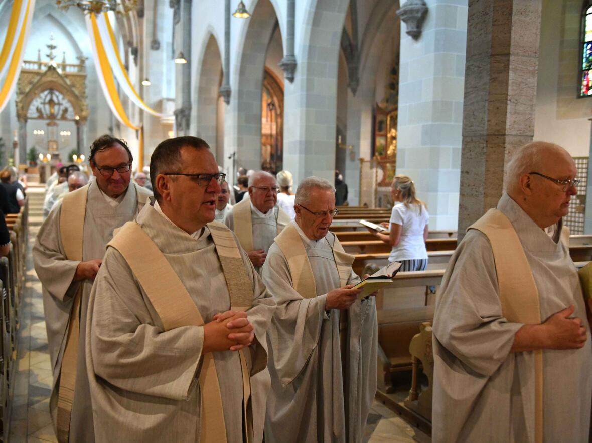 Tag der Priesterjubilare in St. Ottilien: Dutzende Priester zogen nach dem Gottesdienst durch den Mittelgang der Klosterkirche aus. (Fotos: Nicolas Schnall / pba)