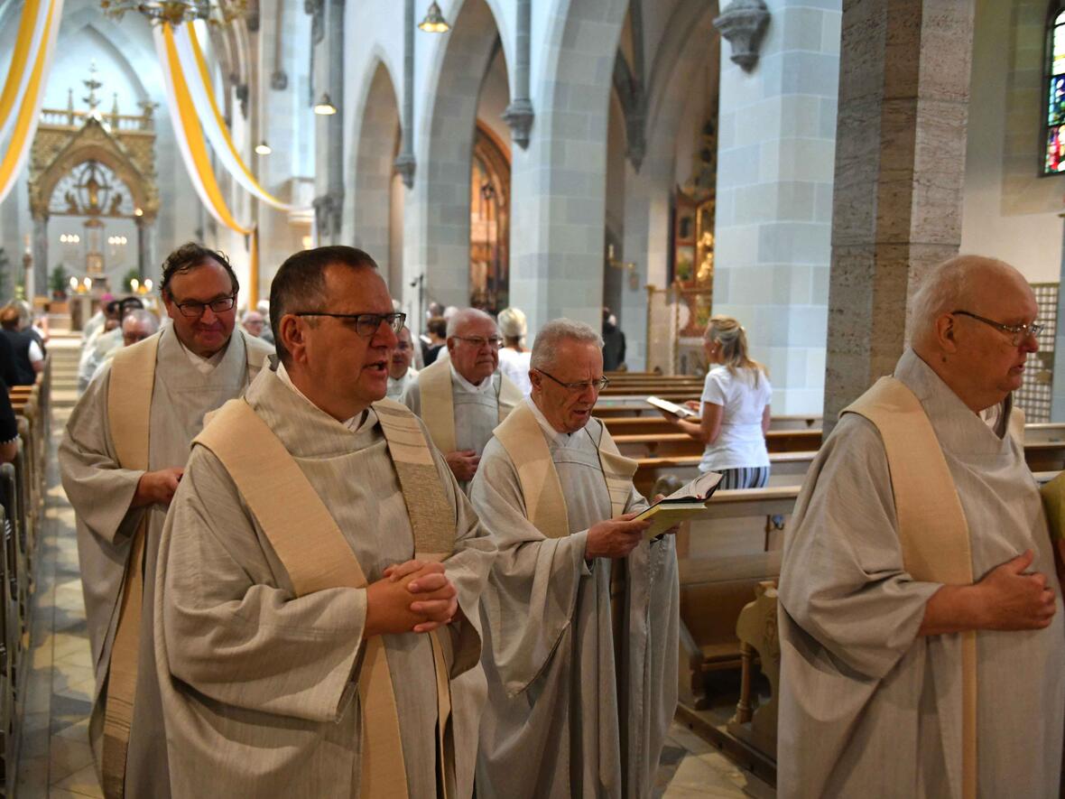 Tag der Priesterjubilare in St. Ottilien: Dutzende Priester zogen nach dem Gottesdienst durch den Mittelgang der Klosterkirche aus. (Fotos: Nicolas Schnall / pba)