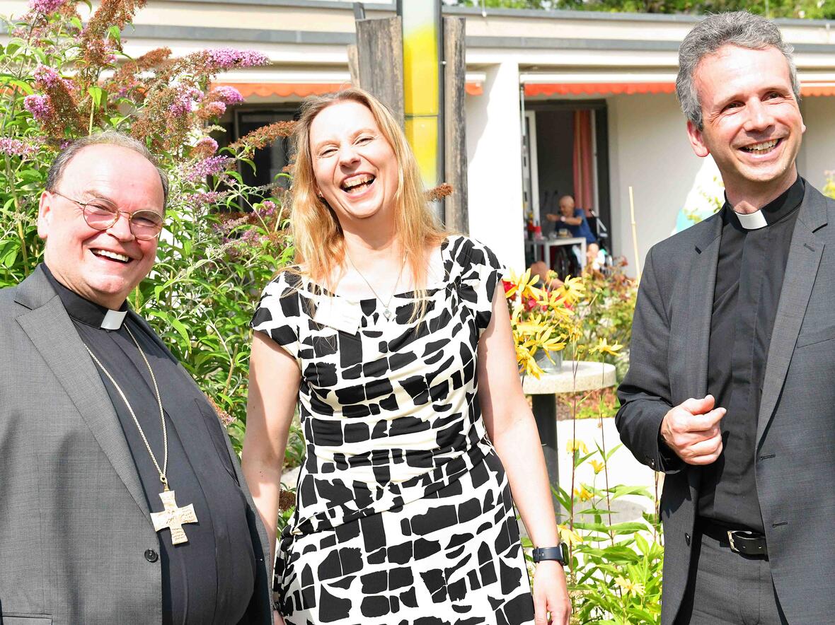 Im Hospiz darf auch fröhlich gelacht werden: Bischof Dr. Bertram Meier mit Geschäftsführerin Stephanie Ludwig und Vorstand Domkapitular Armin Zürn (Fotos: pba/Ulrich Bobinger)