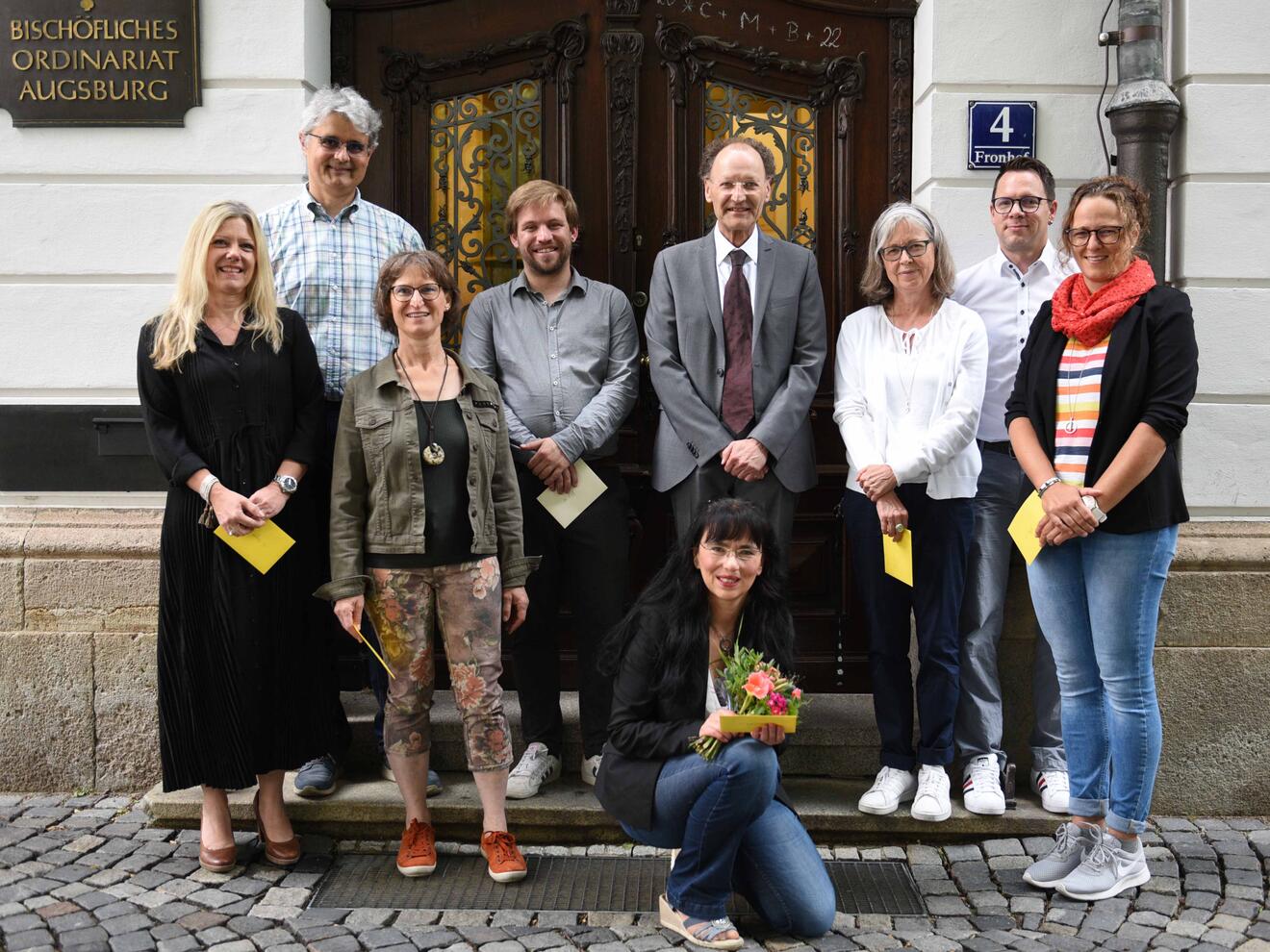 Mit einem kleinen Präsent bedankte sich Generalvikar Dr. Wolfgang Hacker bei den Organisatoren und Dozenten: (v. links) Kerstin Wagner, Thomas Stark, Andrea Kaufmann-Fichtner, Dominikus Zöpf, Bianca Hillenbrand, Generalvikar Dr. Hacker, Ruth Liehr, Andreas Ruf und Kerstin Mayer. (Foto: Maria Rösch / pba). 