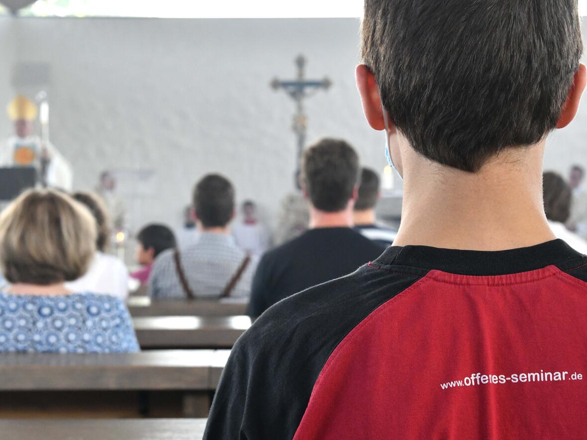 Die Kirche ist jung: Zahlreiche Jugendliche waren beim Gottesdienst anlässlich des Doppeljubiläums dabei (Fotos: pba/Ulrich Bobinger).