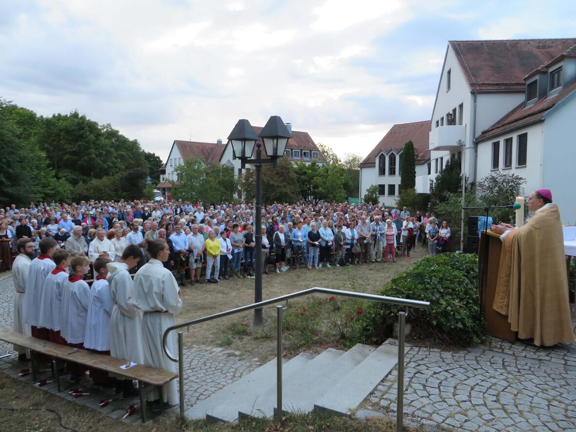 Über 900 Gläubige sind nach Steinerskirchen zur Lichterprozession gekommen.