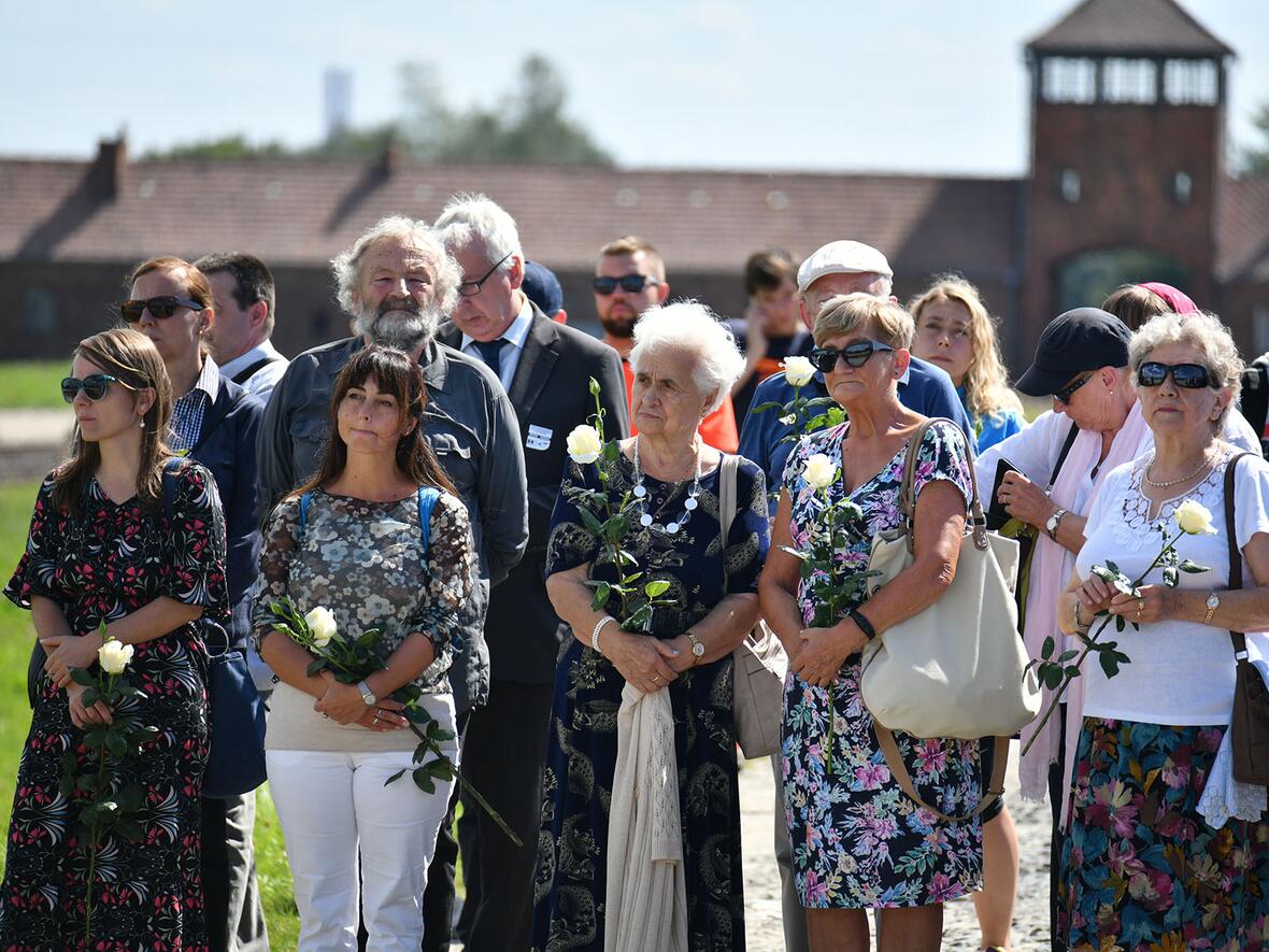 Teilnehmerinnen und Teilnehmer des Gebetswegs in Auschwitz-Birkenau.