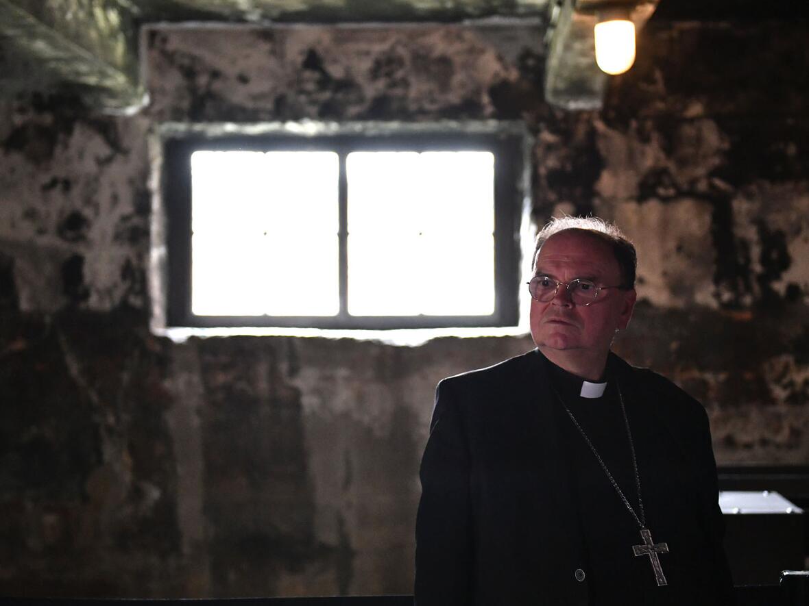 Im Rahmen einer Führung besichtigte Bischof Bertram auch die Gaskammern im Stammlager Auschwitz.