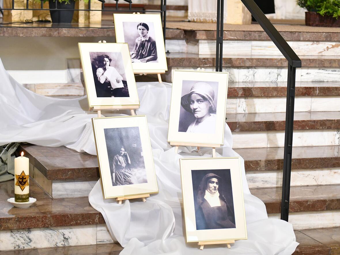 Beim Gottesdienst wurden verschiedene Fotos aufgestellt, die die hl. Edith Stein an verschiedenen Stationen ihres Lebens zeigen.