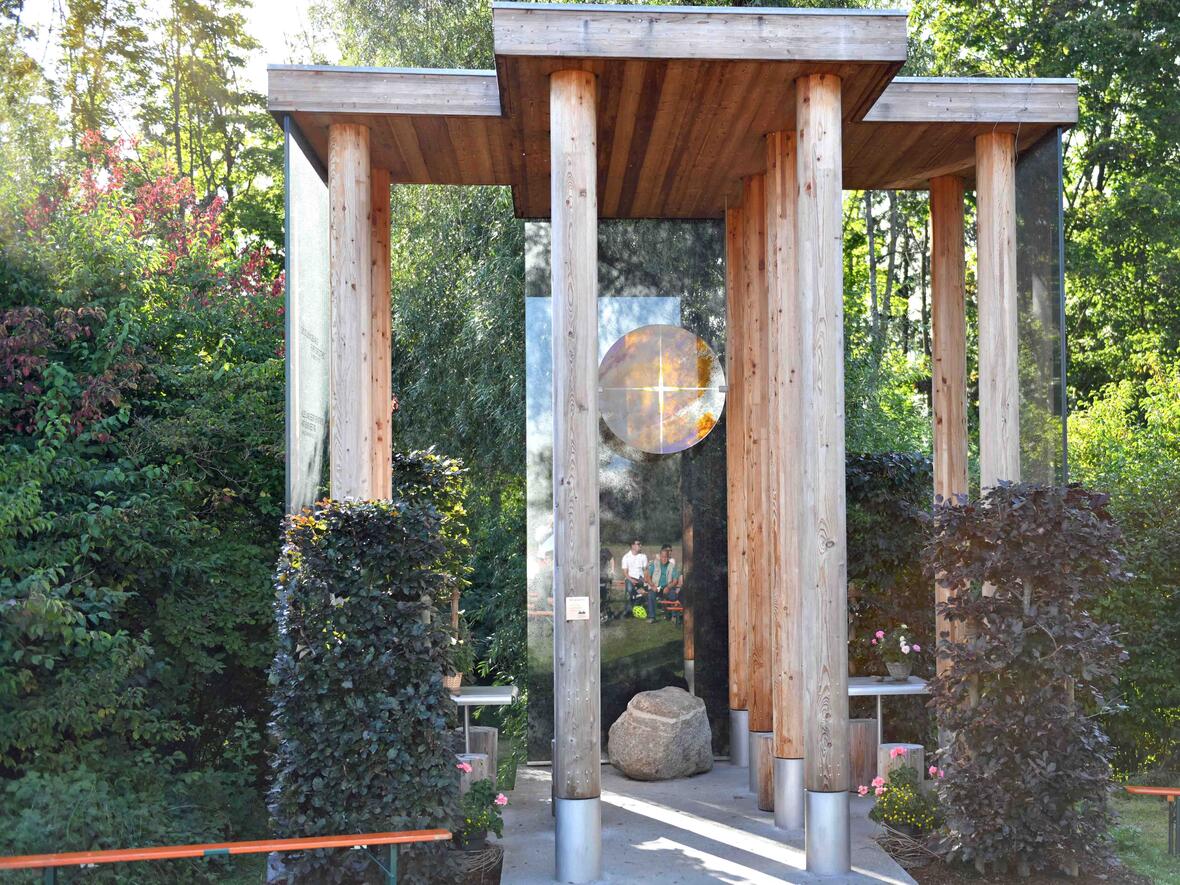 Die Wegkapelle in Gundelfingen am Radweg nach Offingen nahe dem Schönauhof ist die erste von vier Kapellen, die während der Exkursion besichtigt werden. (Foto: Nicolas Schnall / pba)