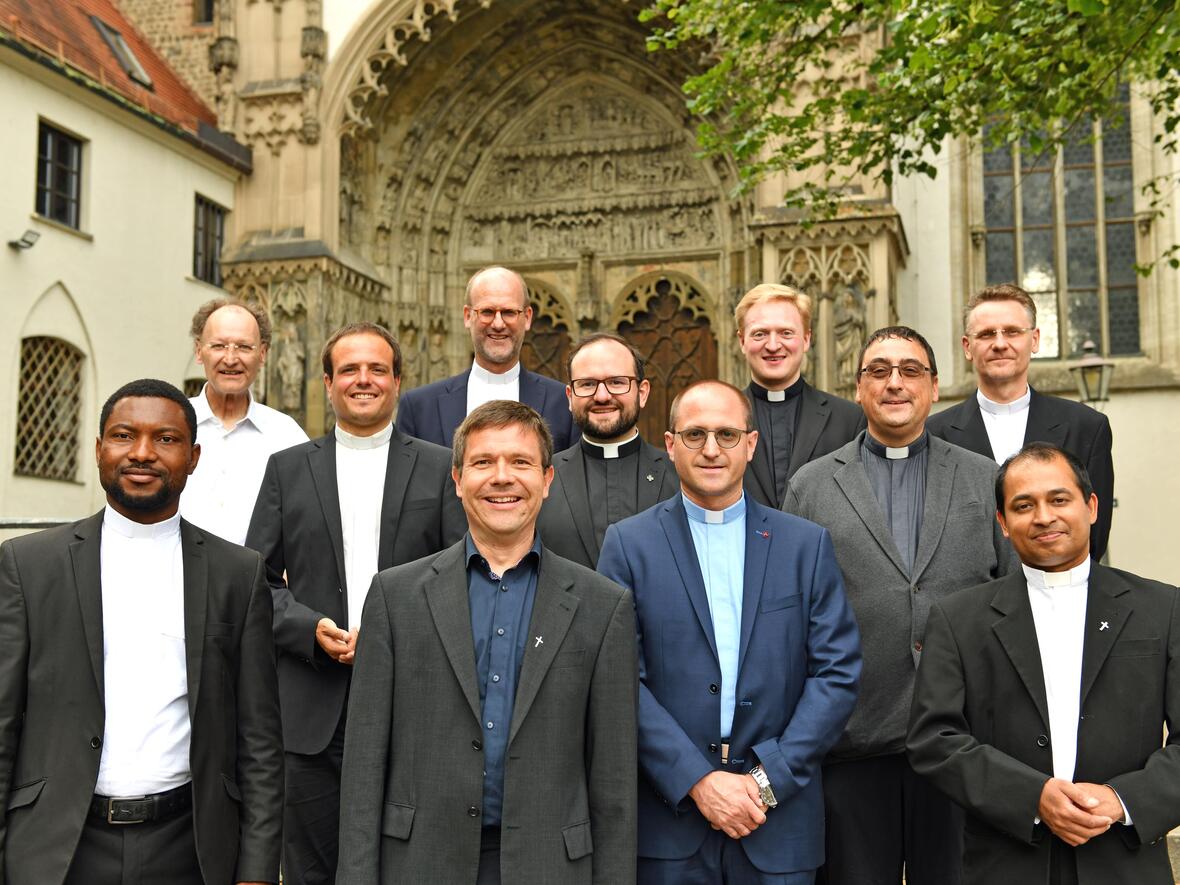 Nach der Kanonischen Institution vor dem Augsburger Dom: Monsignore Dr. Wolfgang Hacker (2.v.l.) gemeinsam mit Priestern, die zum September ihre Stellen wechseln oder zu Pfarrern ernannt wurden. (Foto: Nicolas Schnall / pba)
