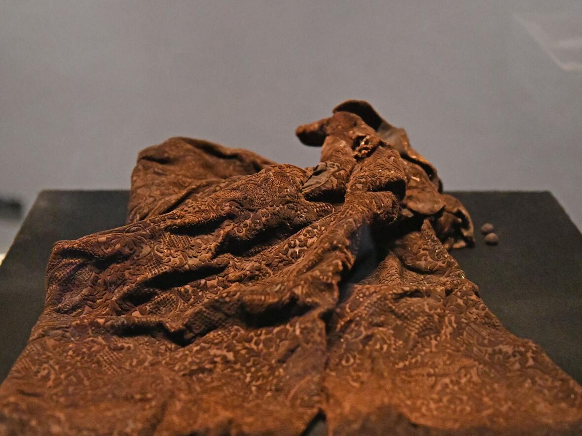 Diese barocke Hose wurde 1979 aus einem Klerikergrab im Augsburger Dom geborgen.