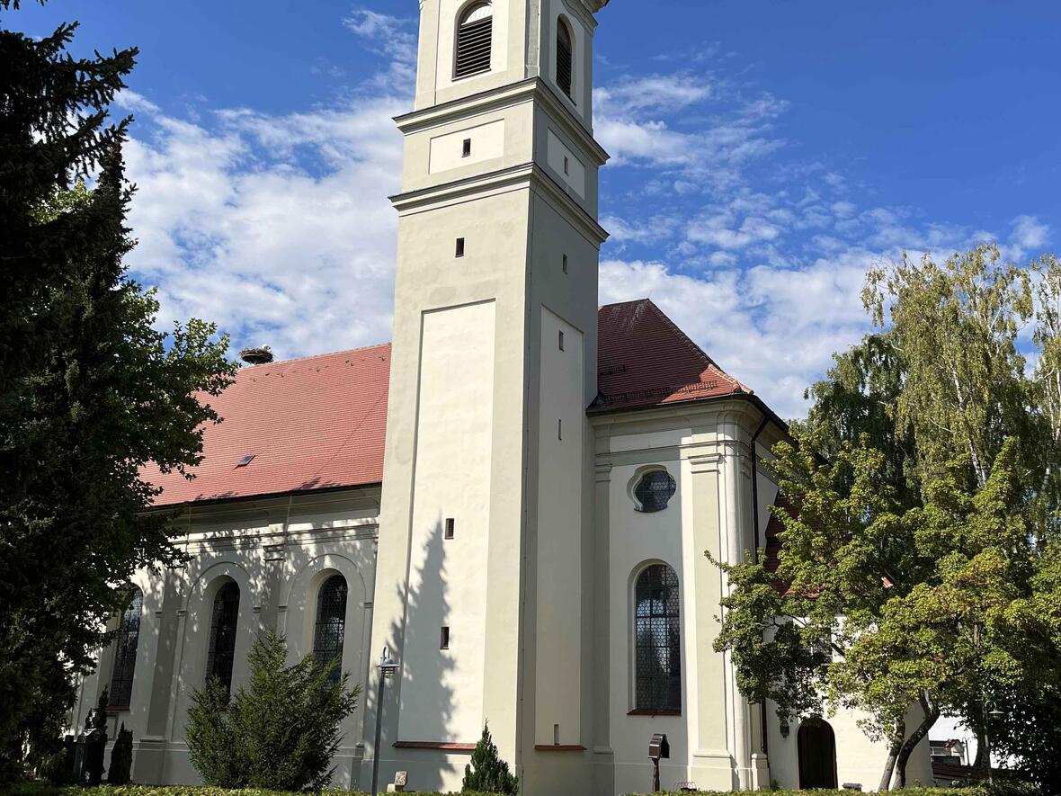 Die Pfarrkirche St. Johann Baptist erhielt einen neuen Anstrich. (Foto: Johann Mayr)