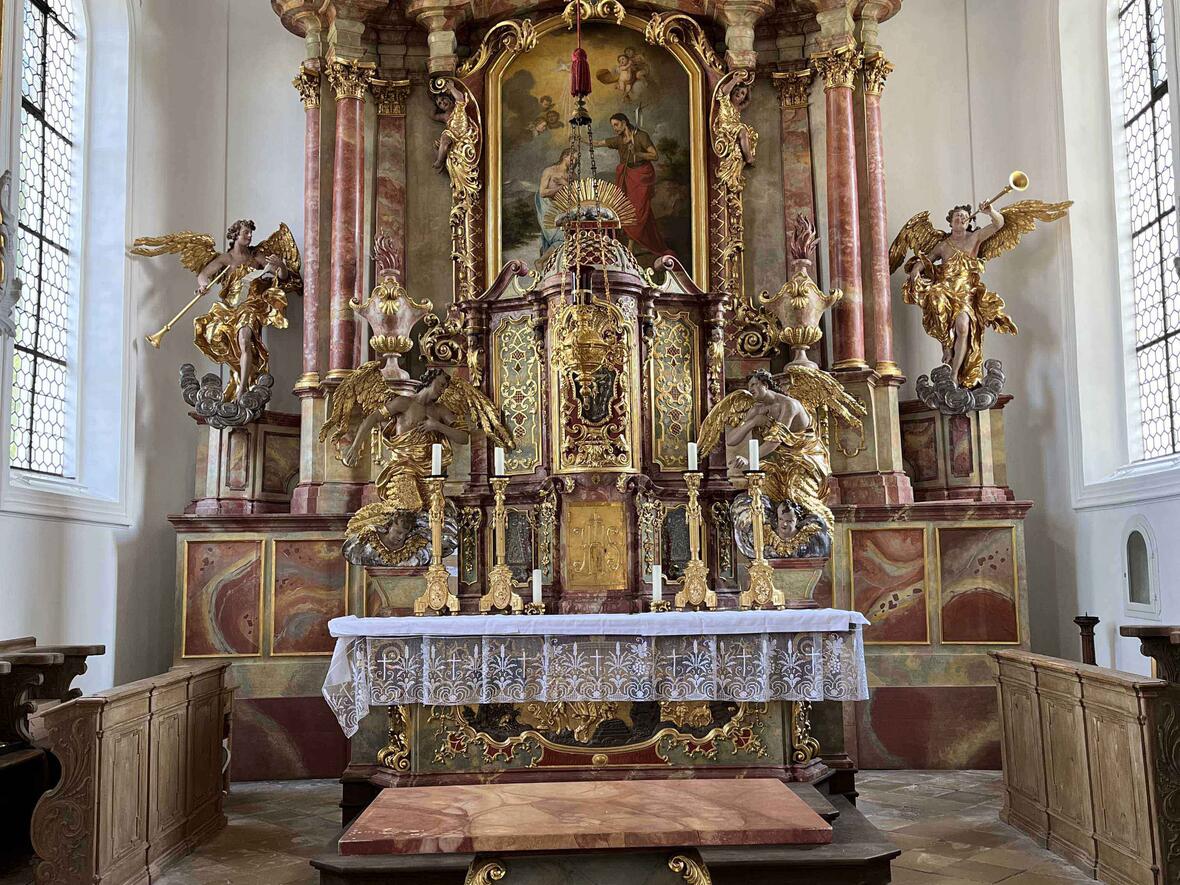 Nach Ausbesserungen und Reinigungsarbeiten erstrahlt das Kircheninnere in neuem Glanz. (Foto: Johann Mayr)