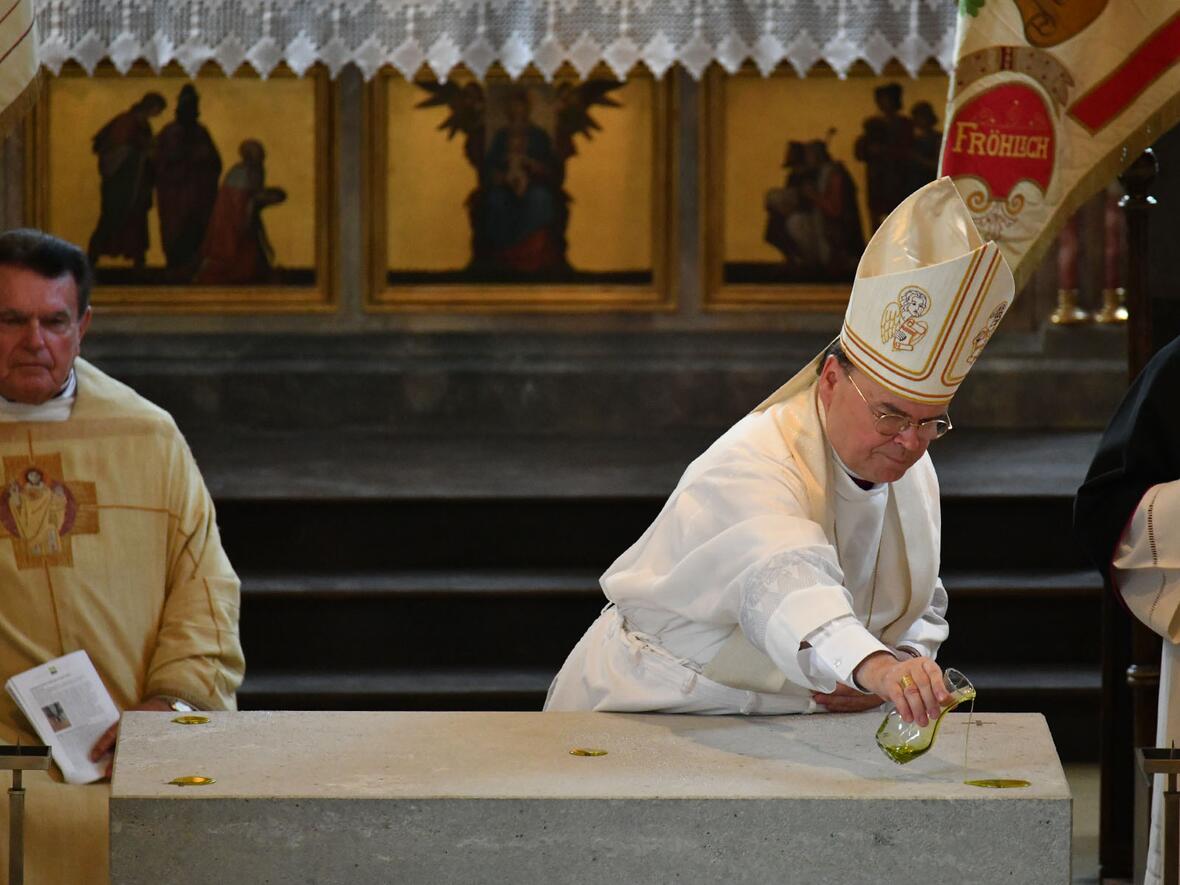 Die fünf mit Chrisam gesalbten Stellen des Altars sollen an die Wundmale Christi erinnern.