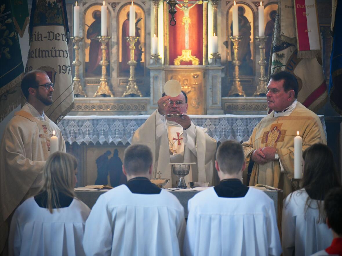 Die erste Eucharistie an dem neugeweihten Altar von St. Martin.