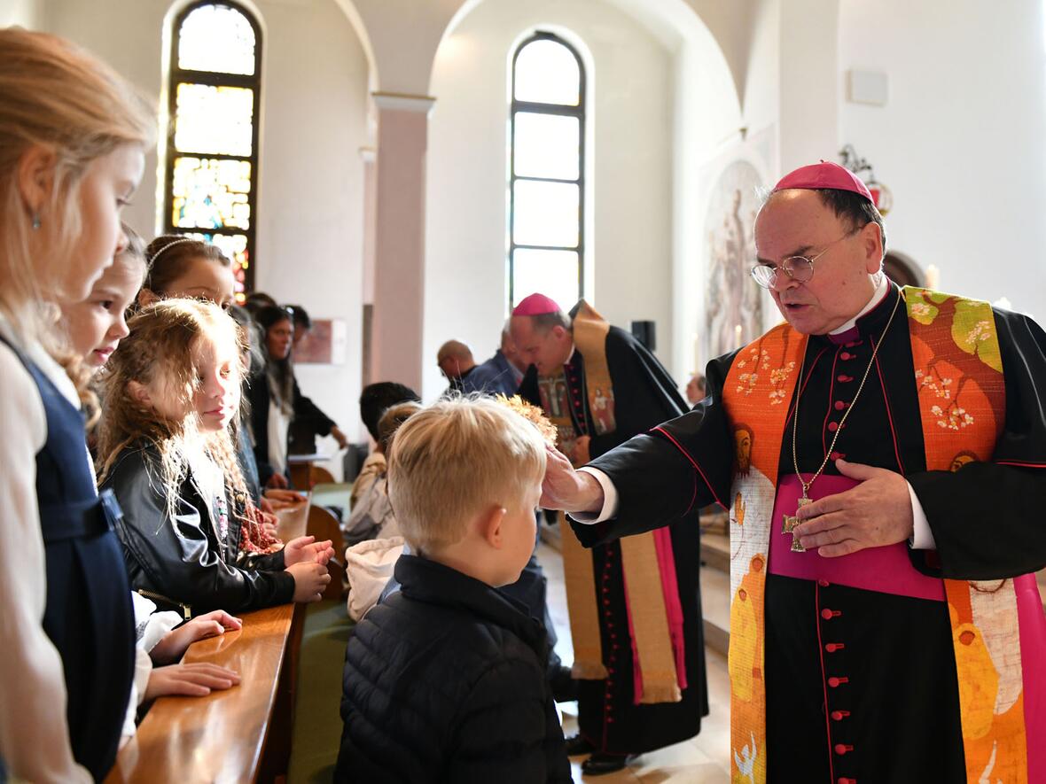 Bischof Bertram und Weihbischof Florian spendeten den Kindern den Einzelsegen.