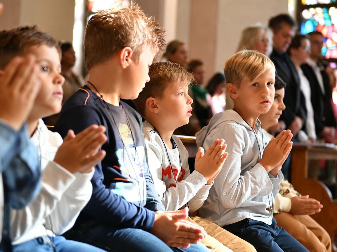 Das Händefalten zum Vaterunser beherrschten die Kleinen schon perfekt.