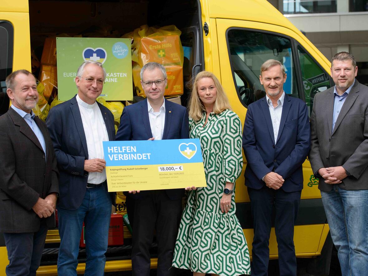 Scheckübergabe zum Abschluss der Spendenaktion „Euer Verbandskasten für die Ukraine“ (v.l.): Heinz Schaaf, Bezirksvorstand sowie Wolfgang Kretschmer, Diözesanpräses Kolpingwerk Augsburg, Björn Dosch, ADAC Südbayern e.V., Katja-Voigt-Kreuzer, kommisarische Programmchefin BAYERN 3, Bernd Knoppik, ADAC Nordbayern e.V. und Thorsten Schröder, Regionalbeauftragter Kolpingwerk Augsburg. (Foto: Bildschön)