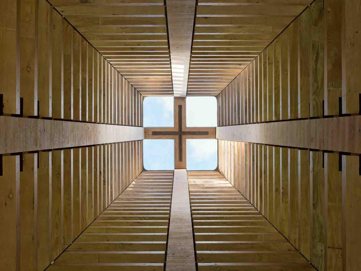 Ein Haus für Gott aus Holz (Foto: Marcus Ebener)