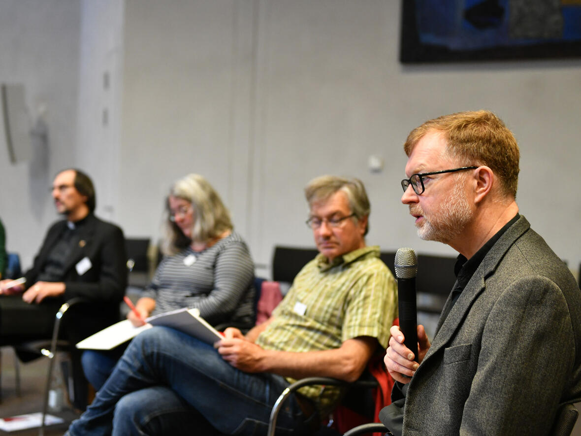P. Hans Zollner SJ (r.) im Gespräch mit den Seminarsteilnehmern (Foto: Julian Schmidt / pba)
