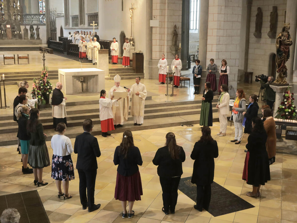 16 neue Mitarbeiterinnen und Mitarbeiter hat Bischof Dr. Bertram Meier am heutigen Samstag für den pastoralen Dienst ausgesandt (Fotos: Annette Zoepf / pba).