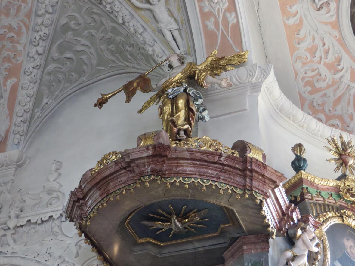 Der Posaune spielende Engel schwebt über der Kanzel. (Foto: Viktoria Zäch/pba)