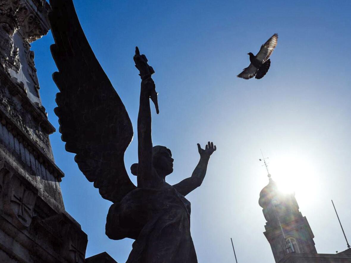 Engelstatue (Foto: Hendrik Steffens, in: Pfarrbriefservice.de)