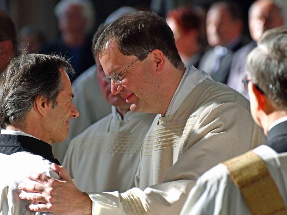 Starke Gemeinschaft: Zwei Diakone beim Friedensgruß während der Weiheliturgie (Archivfoto: Nicolas Schnall / pba)