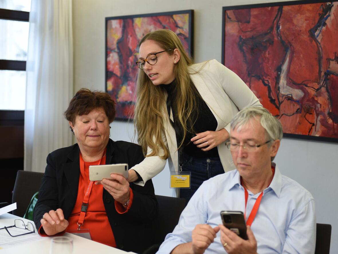 In die Welt von„Storys“ und „Reels“ entführte Anna Parschan, Redakteurin beim Bayerischen Rundfunk, die Engagierten in ihrem Workshop. Außerdem erklärte sie Grundlagen der Foto- und Videografie mit dem Smartphone. (Fotos: Maria Rösch / pba)