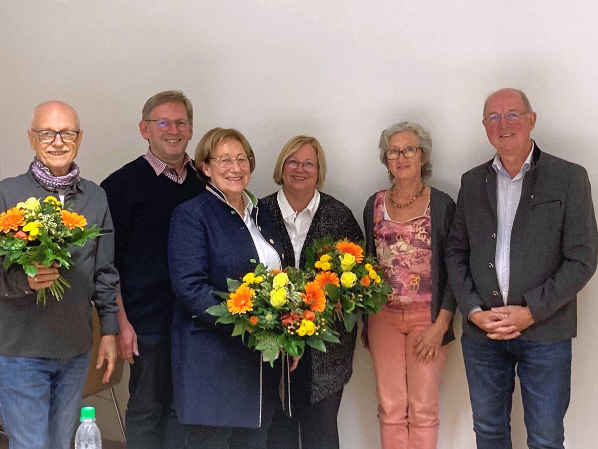 Neben der Vorstandswahl - der neue Vorsitzende Josef Konrad rechts im Bild - gab es auch Blumen zum Abschied für Mitglieder, die teils über Jahrzehnte für die Familienberatung tätig waren. (Foto: Dominik Zitzler)  