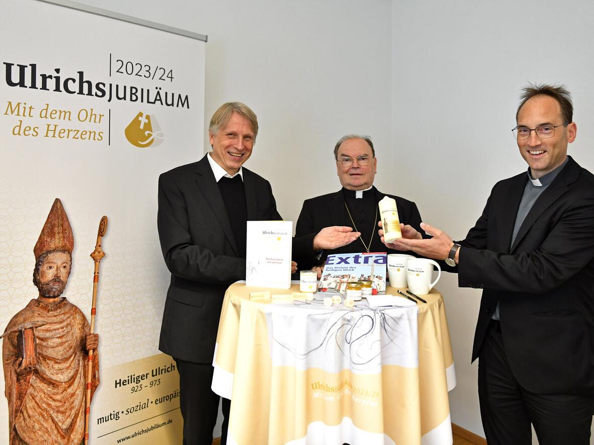 (v.l.) Domkapitular Dr. Thomas Groll, Bischof Dr. Bertram Meier und Pfarrer Christoph Hänsler bei der Übergabe des Starterpakets zum Ulrichsjubiläum (Fotos: Nicolas Schnall / pba)