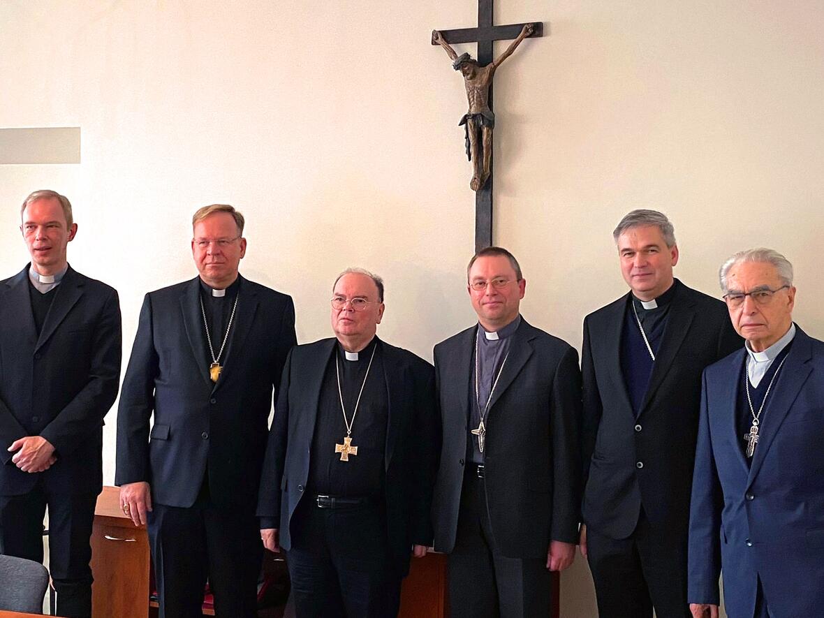Wertvolle Gespräche (v. l.): Kęstutis Smilgevičius (Generalsekretär der Litauischen Bischofskonferenz), Erzbischof Gintaras Linas Grušas (Vorsitzender der Litauischen Bischofskonferenz, Bischof Bertram, Bischof Algirdas Jurevičius (Telšiai-Klaipeda), Bischof Linas Vodopjanovas OFM (Panevėžys) und Kardinal Audrys Juozas Bačkis (Erzbischof em. von Vilnius) (Foto: dbk/Grimm).