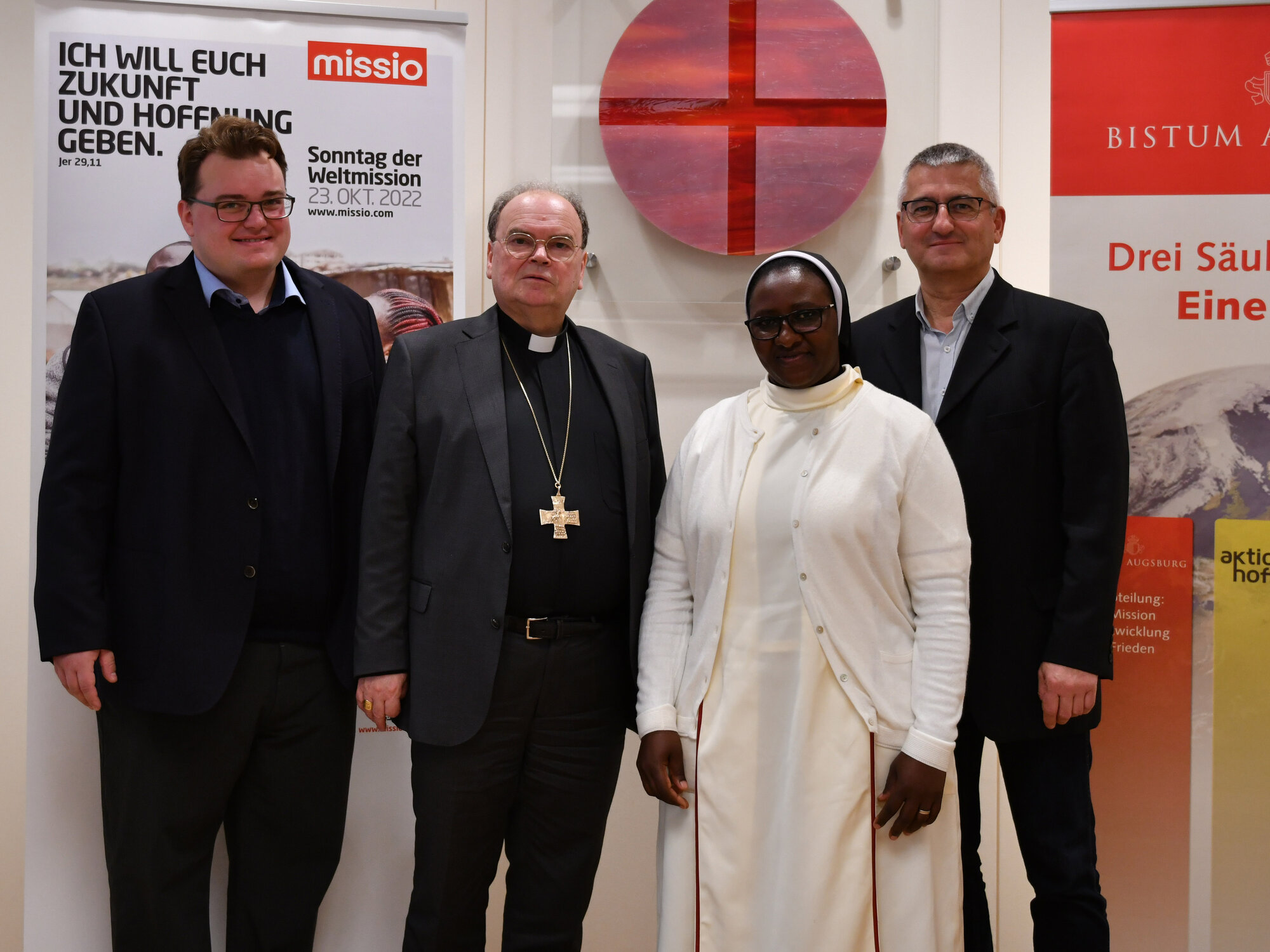 Die stellvertretende Leiterin der Caritas in Kenia berichtete über ihr Engagement in Nairobi. (v.l.) Dr. Peter Frasch, Theologischer Referent des Bischofs, Bischof Dr. Bertram Meier, Sr. Modesther Karuri und Anton Stegmair, Bischöflicher Beauftragter für weltkirchliche Aufgaben. (Foto: Maria Rösch/pba) 