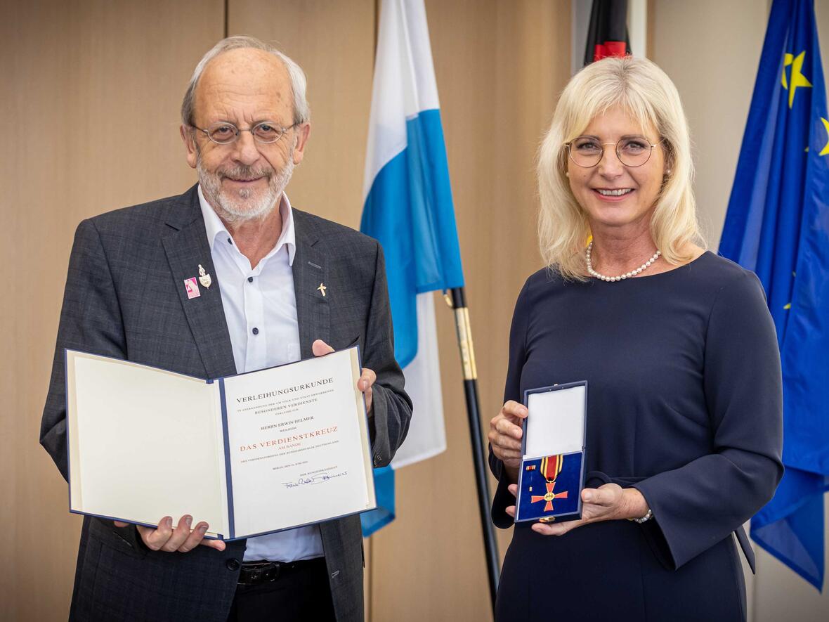 Diakon Erwin Helmer bei der Verleihung des Bundesverdienstkreuzes durch Staatsministerin Ulrike Scharf (Foto: StMAS / Alexander Göttert)