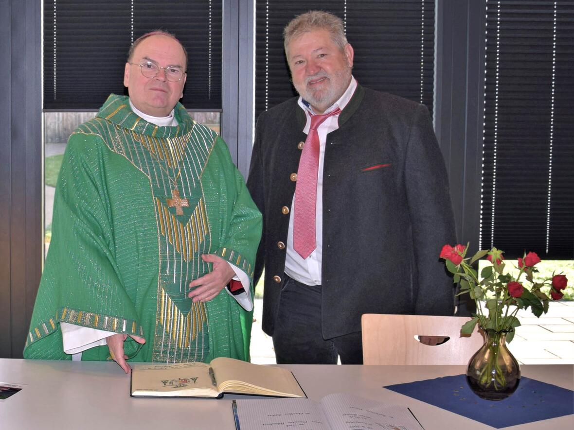 Eintrag in das Goldene Buch der Gemeinde: Bischof Bertram gemeinsam mit dem Niederriedener Bürgermeister Michael Büchler. (Fotos: Verspohl-Nitsche / pdke)