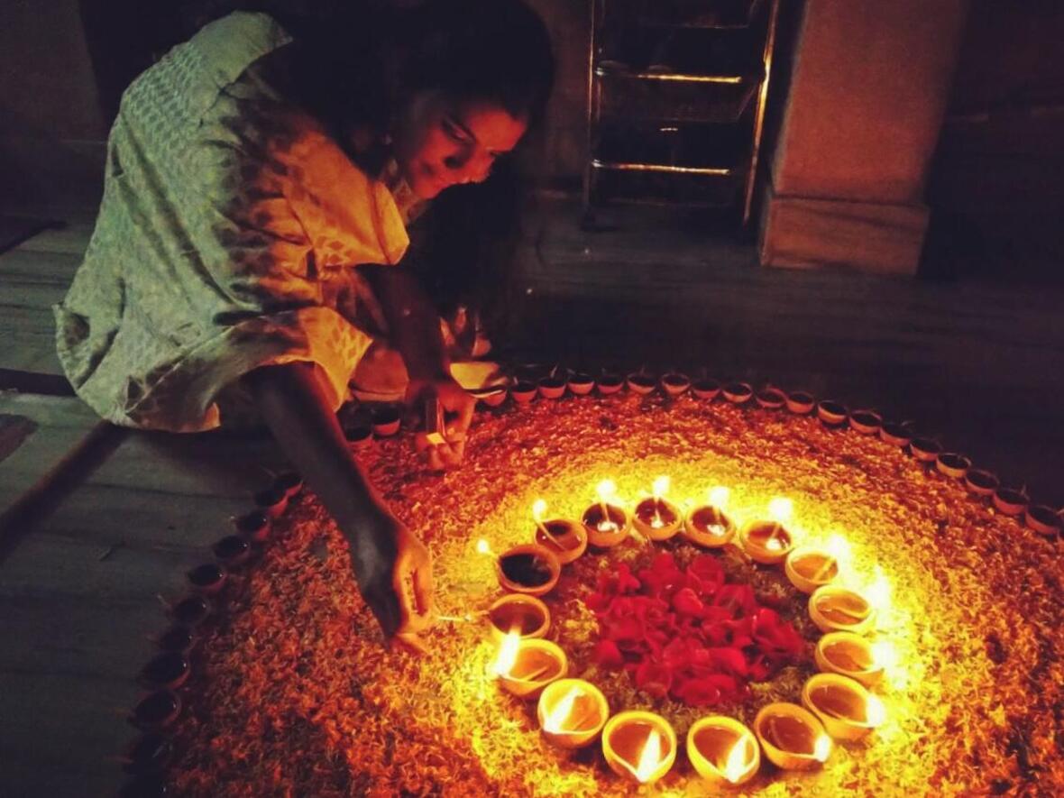 Lichterfest Diwali: Gemeinsam ein Zeichen gegen die Dunkelheit setzen (Foto: Wikimedia Commons)