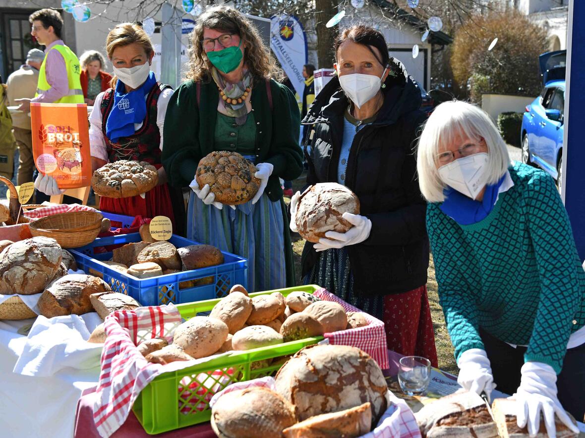 Während der diözesanen Eröffnung der MISEREOR-Fastenaktion reichten die KDFB-Frauen auch in Tutzing leckeres Solibrot. (Foto: Nicolas Schnall / pba)