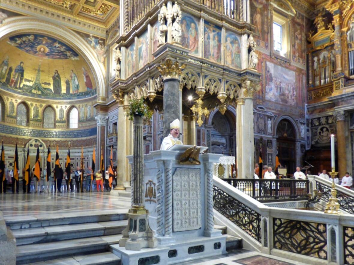 Wallfahrt zum Jahrestag der Seligsprechung Adolph Kolpings nach Rom: Bischof Bertram bei der Predigt in der Lateranbasilika. (Foto: Kolpingwerk Augsburg)
