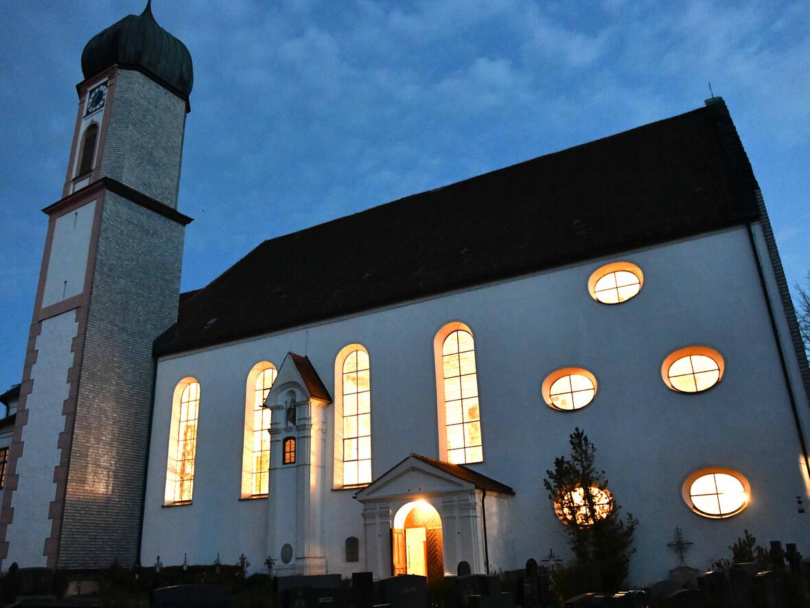 Geistlicher Auftakt auf dem Weg zum Ulrichsjubiläum: Ein Licht geht aus von St. Ulrich in Seeg. (Fotos: Ulrich Bobinger/pba)