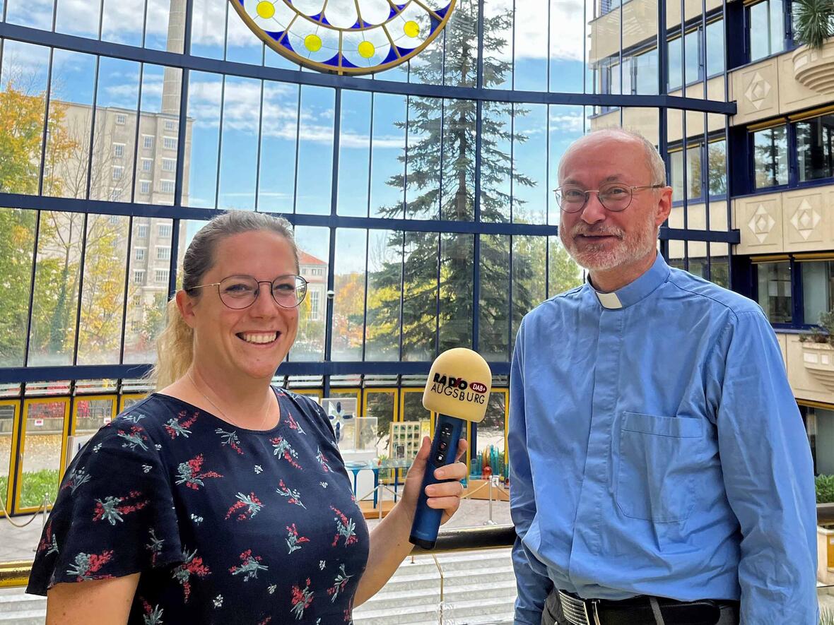 Radiomoderatorin Eva Fischer im Gespräch mit Pfarrer Andreas Theurer. (Foto: SUV)