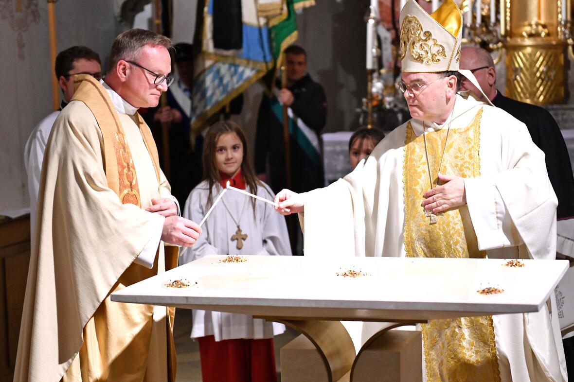Beim Entzünden des Weihrauchs auf dem neuen Altar: Bischof Bertram gemeinsam mit Dekan Thomas Pfefferer. (Fotos: Nicolas Schnall / pba)
