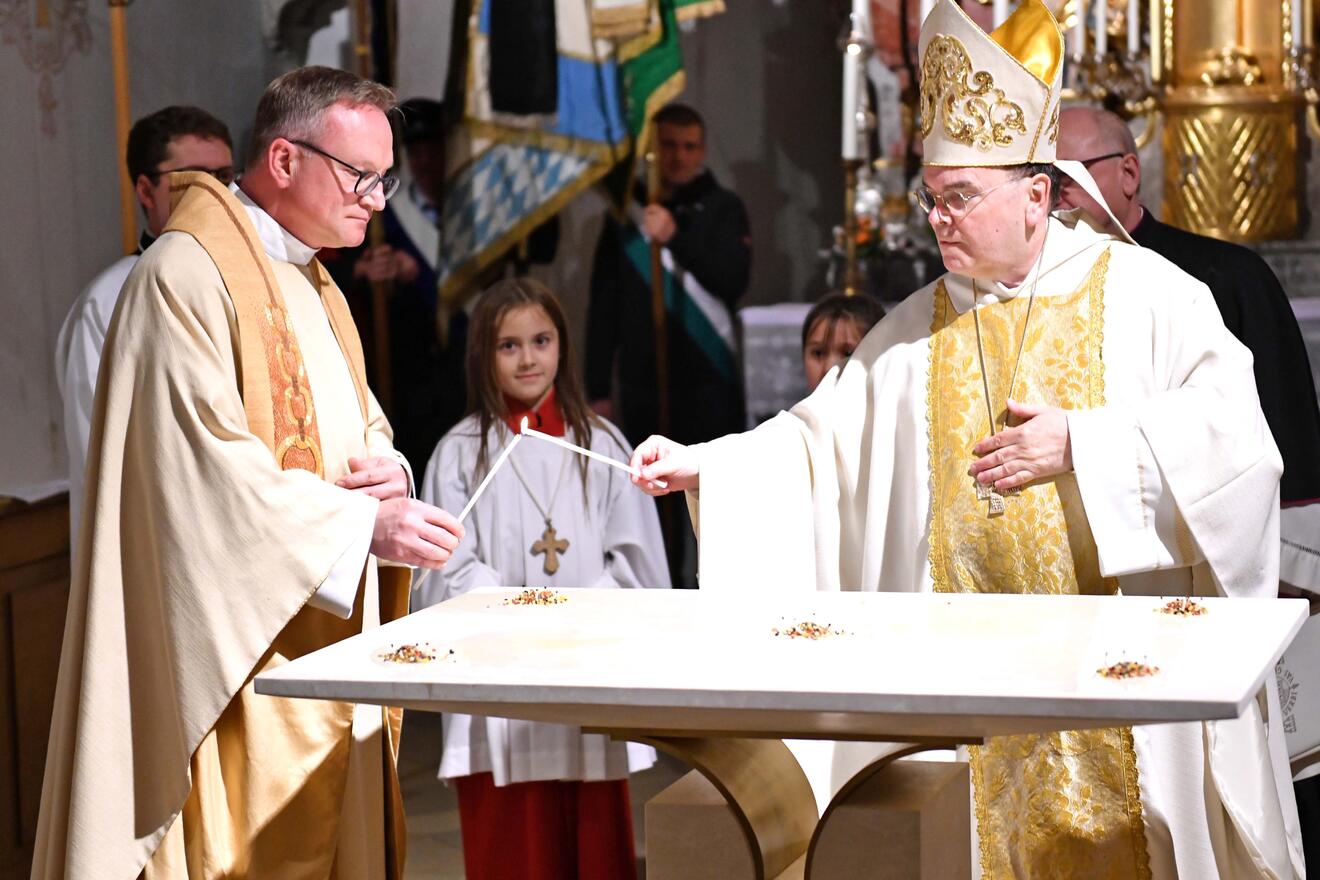 Beim Entzünden des Weihrauchs auf dem neuen Altar: Bischof Bertram gemeinsam mit Dekan Thomas Pfefferer. (Fotos: Nicolas Schnall / pba)