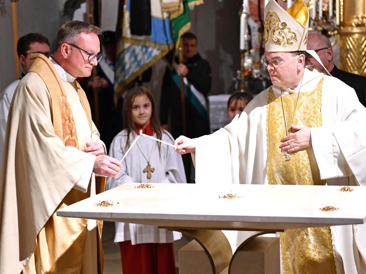 Beim Entzünden des Weihrauchs auf dem neuen Altar: Bischof Bertram gemeinsam mit Dekan Thomas Pfefferer. (Fotos: Nicolas Schnall / pba)
