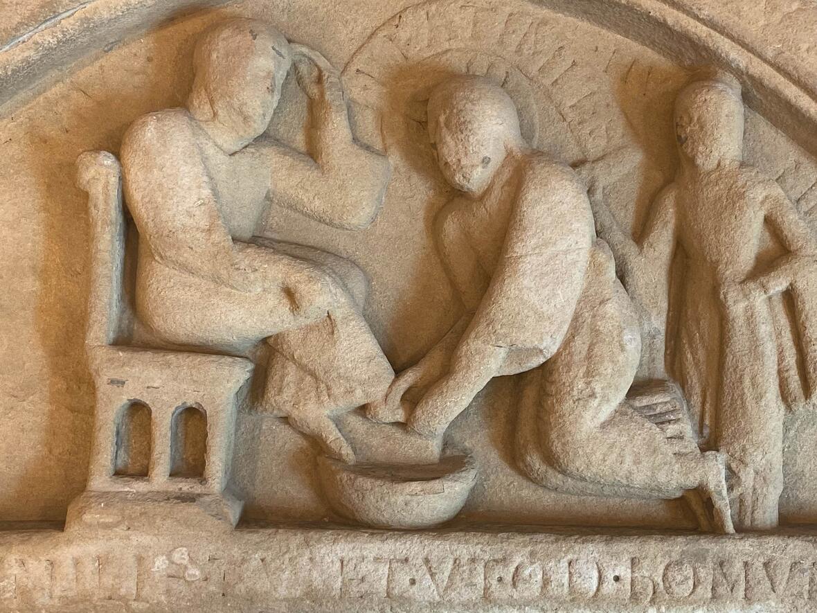 Das "Augsburger Tympanon" ist um 1200 entstanden. Das Portalrelief mit der Darstellung der Fußwaschung war wohl Teil des Benediktinerklosters St. Ulrich und Afra. (Foto: Gerda Riedl)