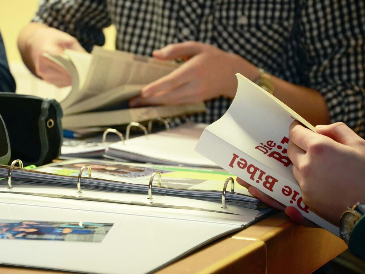 Bibellektüre (Foto: congerdesign cc0 – gemeinfrei; Quelle: pixabay.com)