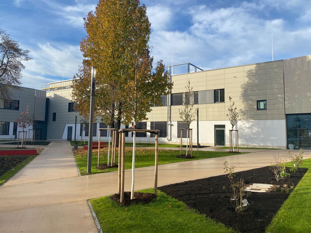 Der Innenhof der Prälat-Schilcher-Berufsschule (Foto: Angelika Urbach / KJF Augsburg)