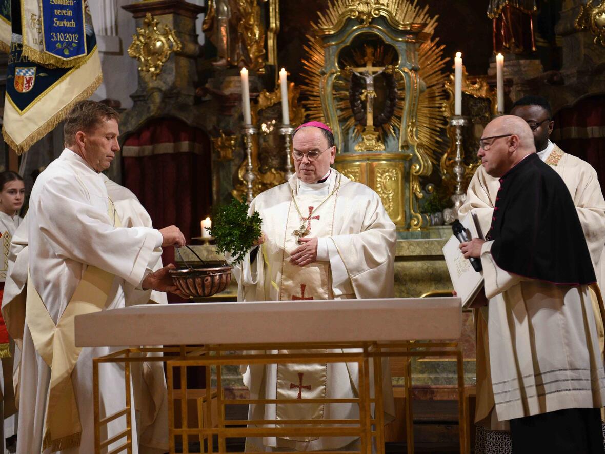 Bei einem feierlichen Pontifikalgottesdienst hat Bischof Dr. Bertram Meier heute den neu gestalteten Altarraum in der Pfarrei Hurlach gesegnet. (Fotos: Maria Rösch / pba)