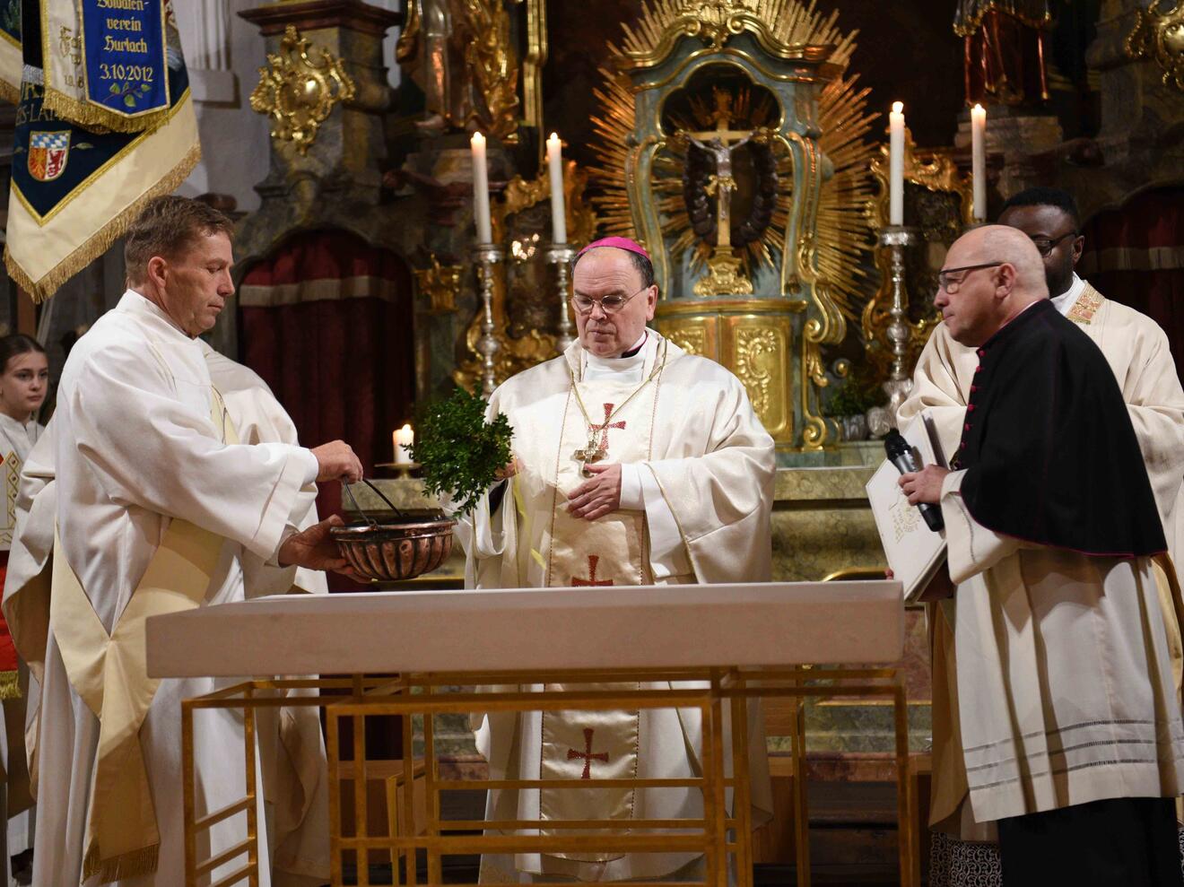 Bei einem feierlichen Pontifikalgottesdienst hat Bischof Dr. Bertram Meier heute den neu gestalteten Altarraum in der Pfarrei Hurlach gesegnet. (Fotos: Maria Rösch / pba) 