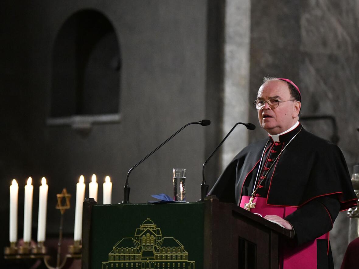 Bischof Dr. Bertram Meier in der Synagoge Augsburg (Archivbild von 2021: Julian Schmidt / pba)